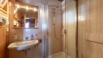 Een douche, een haardroger, handdoeken, zeep