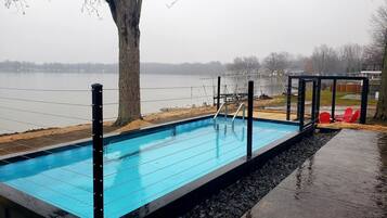 Lämmitetty uima-allas