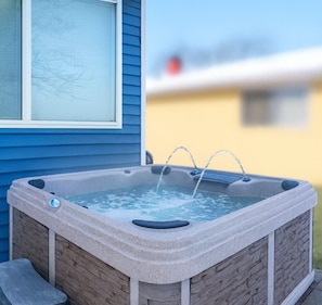Outdoor spa tub - Year-Round Heated Pool - Hot Tub - Fire Pit (Lake Odessa)