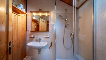Een douche, een haardroger, handdoeken, zeep