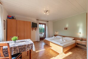 1 bedroom, WiFi (free), bed sheets