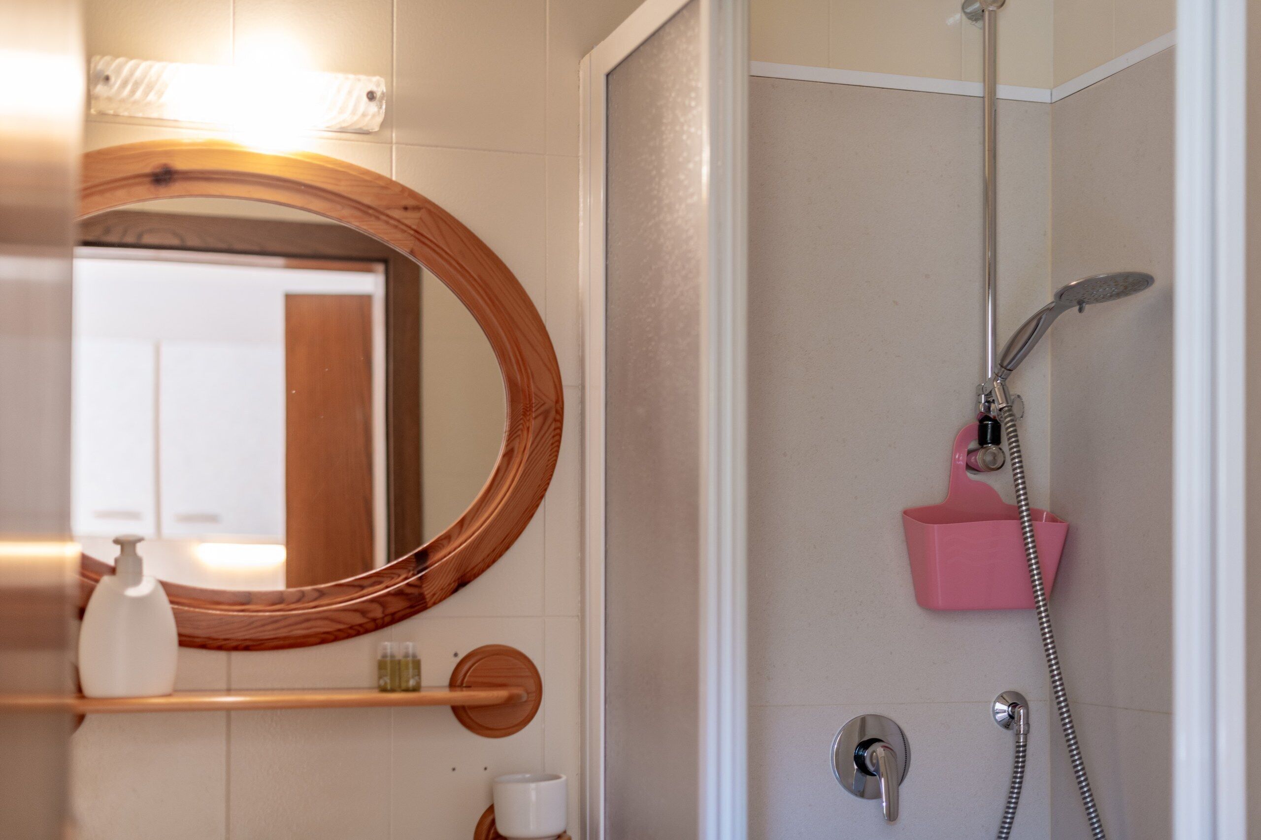 Een douche, een haardroger, handdoeken, zeep
