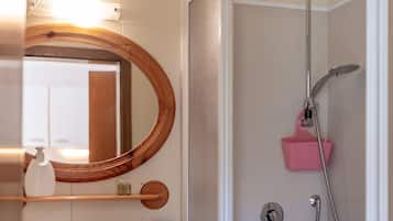Een douche, een haardroger, handdoeken, zeep