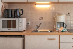 Cafetera y tetera, refrigerador, microondas y tetera eléctrica