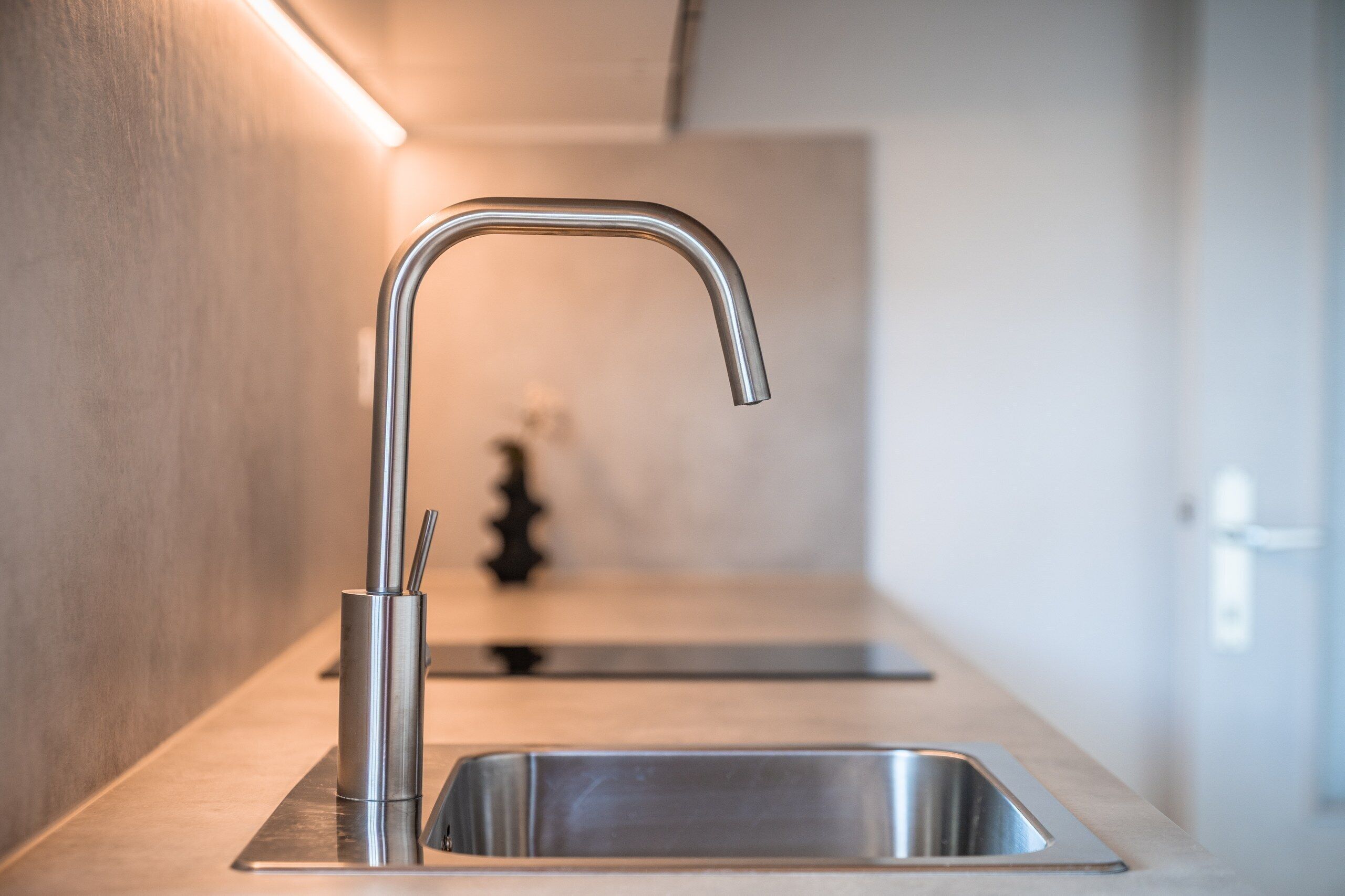Wasserkocher mit Kaffee-/Teezubehör, Kühlschrank