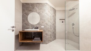 Douche, sèche-cheveux, serviettes fournies, savon
