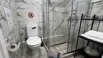 Departamento, vista a la ciudad | Baño | Pantuflas