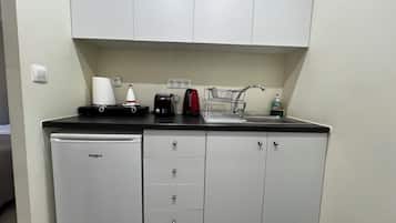 Apartamento, vistas a la ciudad | Cocina privada | Máquina de café espresso, cafetera o tetera y hervidor eléctrico