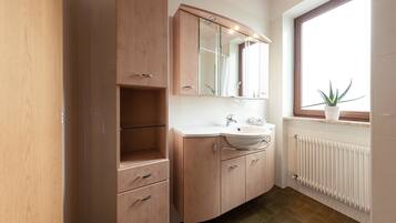 Douche, sèche-cheveux, serviettes fournies, savon