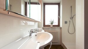 Douche, sèche-cheveux, serviettes fournies, savon