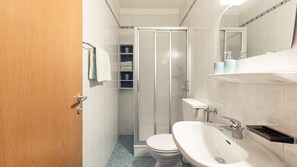 Dusche, Haartrockner, Handtücher, Seife