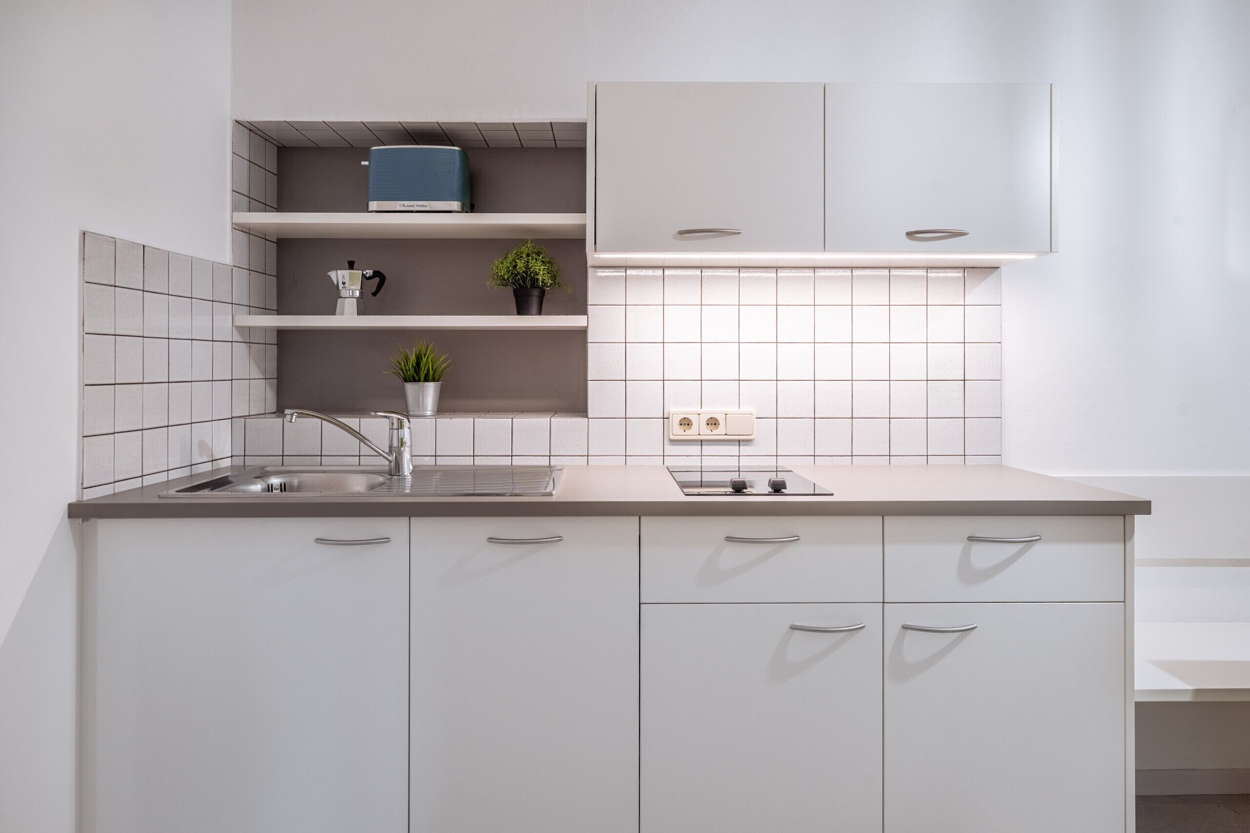 Kühlschrank, Geschirrspüler, Wasserkocher mit Kaffee-/Teezubehör