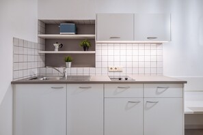 Kjøleskap, oppvaskmaskin, kaffetrakter/tekoker og vannkoker