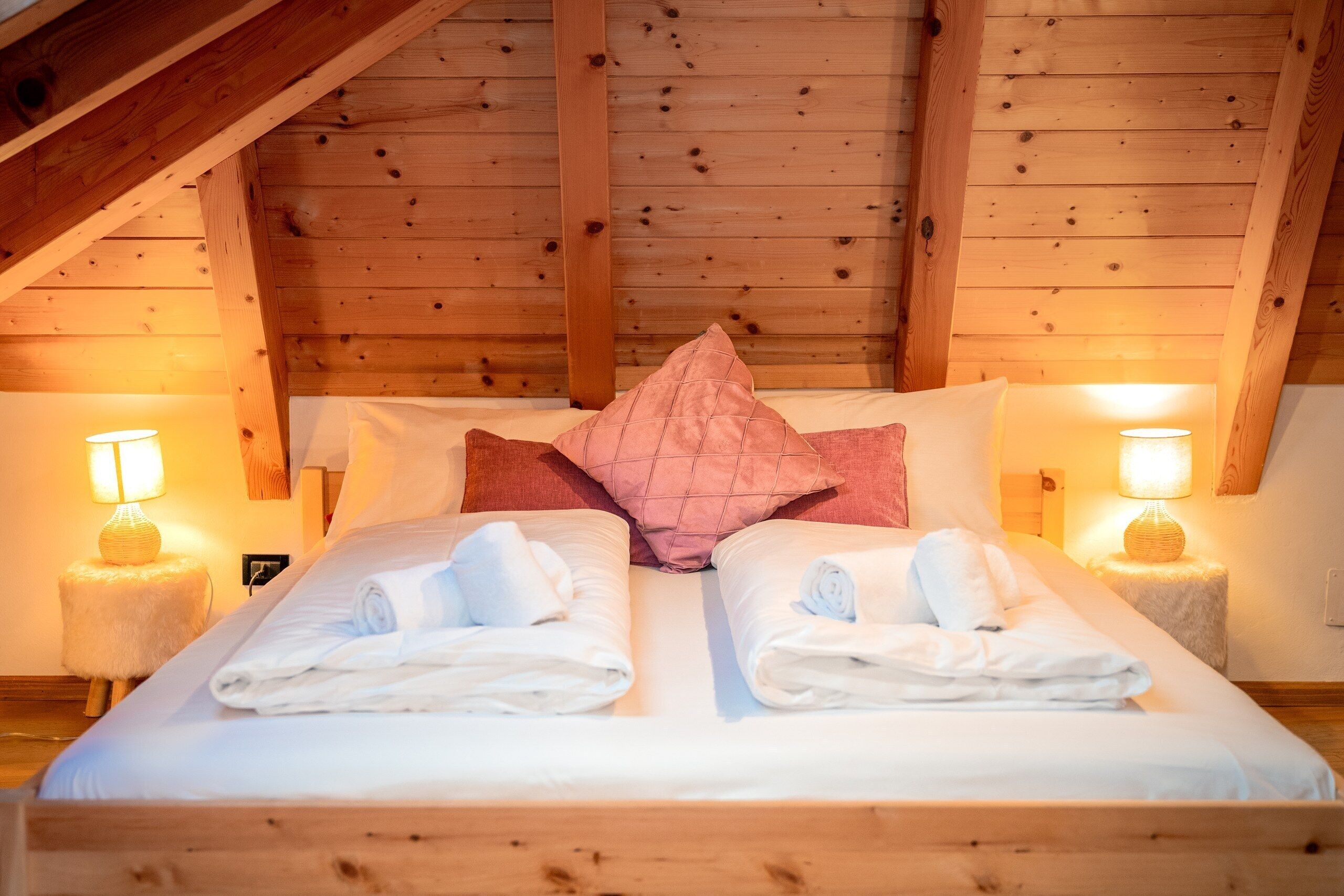 4 bedrooms, WiFi (free), bed sheets