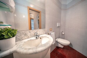 Ducha, secador de pelo, toallas, jabón