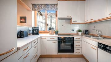 Kühlschrank, Ofen, Geschirrspüler, Wasserkocher mit Kaffee-/Teezubehör