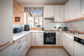 Een koelkast, een oven, een kookplaat, een vaatwasser