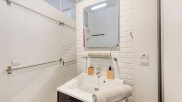Dusche, Haartrockner, Handtücher, Seife