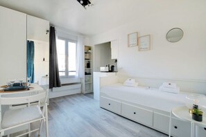 Bureau, fer et planche Ă repasser, Wi-Fi gratuit, draps fournis