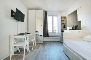 Bureau, fer et planche Ă repasser, Wi-Fi gratuit, draps fournis