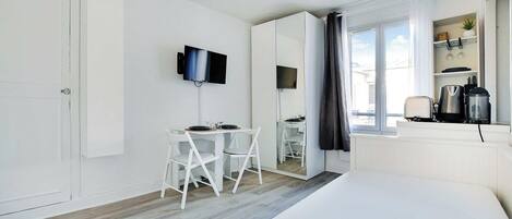 Schreibtisch, Bügeleisen/Bügelbrett, kostenloses WLAN, Bettwäsche