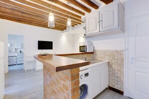 Køleskab, mikrobølgeovn, ovn, kogeplade