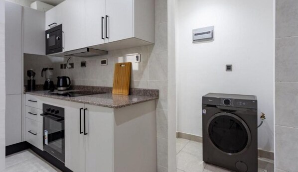 Réfrigérateur, un four, surface de cuisson