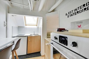 Kylskåp, ugn, spishäll och kaffe- och tebryggare