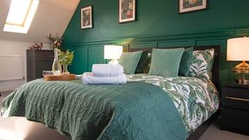 4 bedrooms, iron/ironing board, WiFi, bed sheets