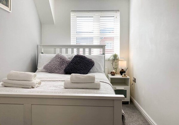 4 bedrooms, iron/ironing board, WiFi, bed sheets