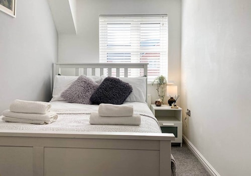 Entire 4 bed Home from Home with mountain views.