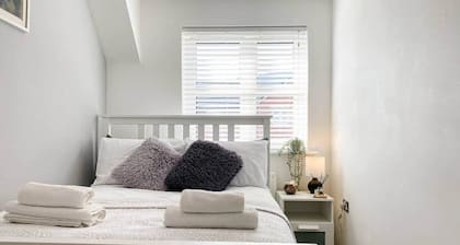 Entire 4 bed Home from Home with mountain views.