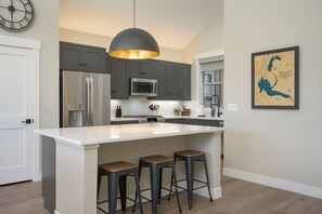 Køleskab, mikrobølgeovn, ovn, kogeplade