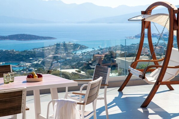 Outdoor dining - Villa Serenity Cove Amazing Sea View (Agios Nikolaos)