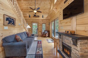 Chalet rustique, Plusieurs lits, balcon, vue sur la montagne (My Morning Gatlinburg) | Aire de séjour | Téléviseur à écran plat de 42 po avec télévision numérique, foyer