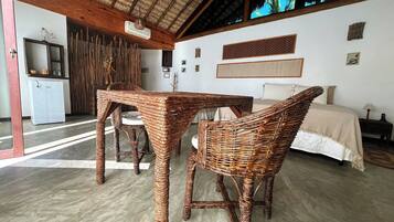 Habitación cuádruple Deluxe, lanai, vista al jardín | Caja de seguridad en la habitación y wifi gratis