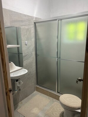 Suihku, pyyhkeet, saippua, vessapaperi