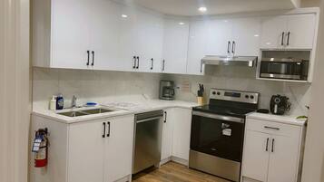 Køleskab, mikrobølgeovn, ovn, kogeplade