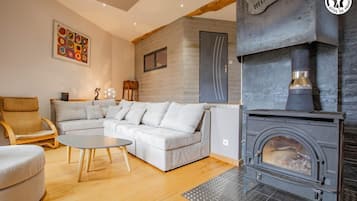 Una televisión, una chimenea