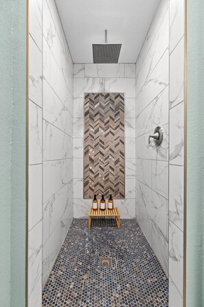 Douche, séchoir à cheveux, serviettes fournies, savon