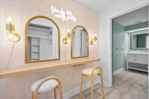 Shower, hair dryer, towels, soap - Epic 5BR w/ Mini Golf + Heated Pool + Game Room (Clearwater)
