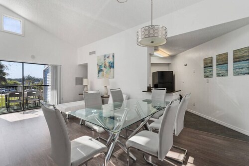 Cozy Apt w/ Pool, Hot Tub, Golf, Near Downtown!