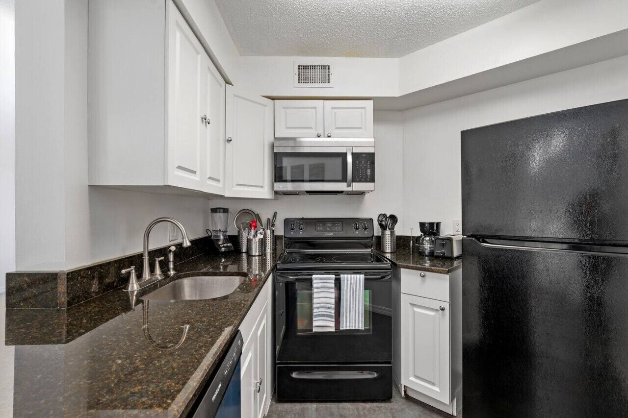 Refrigerador, microondas, horno, placa de cocina