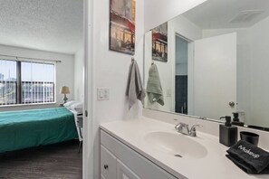 2 bedrooms, desk, iron/ironing board, WiFi