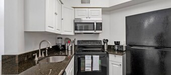 Cozy Apt w/ Pool, Hot Tub, Golf, Near Downtown!