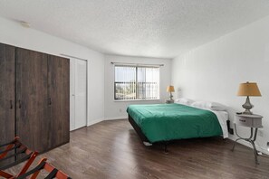 2 bedrooms, desk, iron/ironing board, WiFi - Cozy Apt w/ Pool, Hot Tub, Golf, Near Downtown! (Orlando)