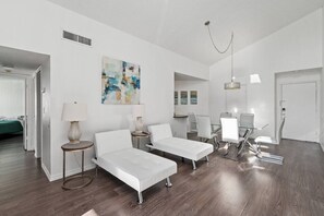 Interior - Cozy Apt w/ Pool, Hot Tub, Golf, Near Downtown! (Orlando)