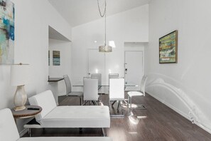 Interior - Cozy Apt w/ Pool, Hot Tub, Golf, Near Downtown! (Orlando)