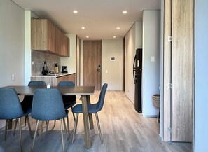 Apartamento grand | Cozinha privada | Geladeira, micro-ondas, talheres/pratos/utensílios de cozinha