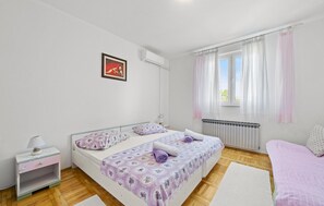 2 bedrooms, iron/ironing board, free WiFi, bed sheets